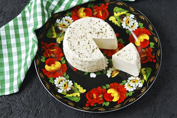 Queso Blanco Plato Sobre Fondo Negro Servilleta — Foto de Stock