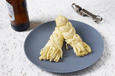 Bir plaka üzerinde bir gri plaka ve bira peynir. Sulguni peynir.