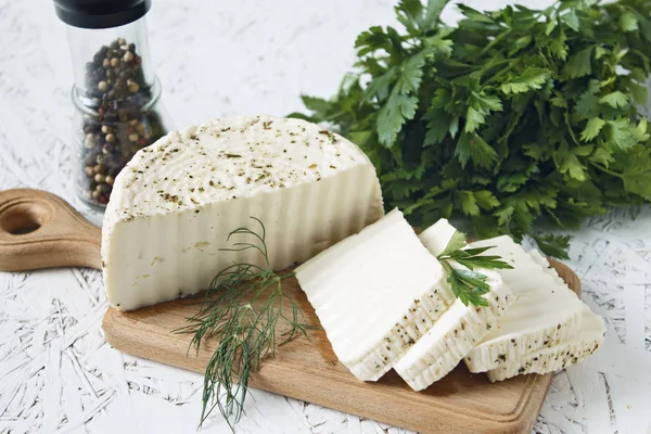 Queso Blanco Especias Una Tabla Madera Sobre Fondo Blanco — Foto de Stock