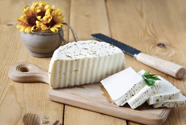 Queso Blanco Especias Una Tabla Madera Sobre Fondo Blanco — Foto de Stock