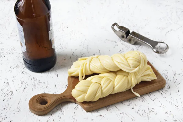 Bir gri plaka ve bira peynir. Sulguni peynir.