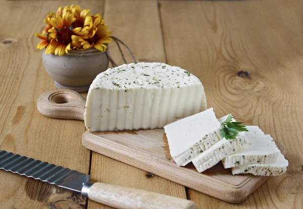 Formaggio Bianco Spezie Una Tavola Legno Sfondo Bianco Fotografia Stock