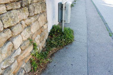 Otobüs durağı ve sokak sarmaşık retro tarzı olan yakın otobüs durağı Stuttgart köyü Almanya