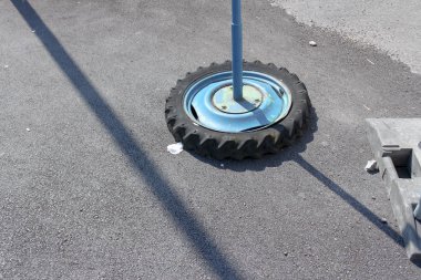 Otobüs durağı ve sokak sarmaşık retro tarzı olan yakın otobüs durağı Stuttgart köyü Almanya