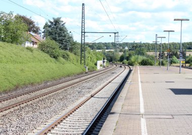 Demiryolu parça ve İstasyonu tek ve birden fazla parça demiryolu bekleyen tren için