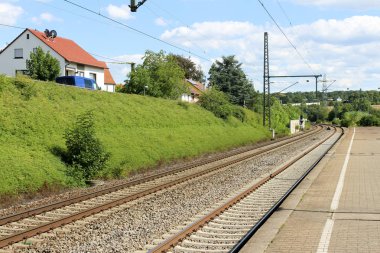 Demiryolu parça ve İstasyonu tek ve birden fazla parça demiryolu bekleyen tren için