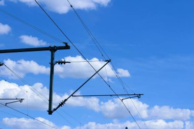 Elektrikli Tren demiryolu elektrifikasyon genel gider sistemiyle teller ve mavi gökyüzü yukarıdaki satırları