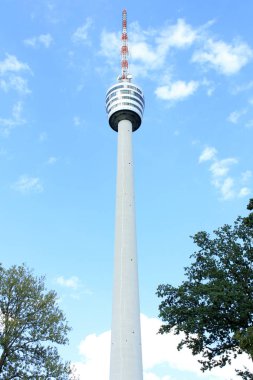 Stuttgart Almanya Telekomünikasyon kule mavi gökyüzü karşı ünlü televizyon kulesi bulunan