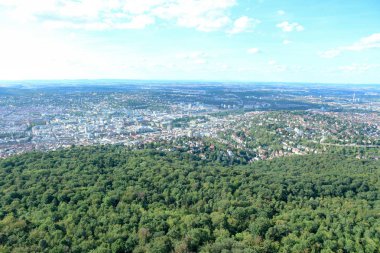 Almanya Stuttgart şehir üstten görünüm Tv Kulesi orman ve tepeler ve dağlar yemyeşil tropikal orman yağmur ormanlarının arka plan üzerinde gökyüzü