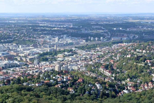 テレビ塔のジャングル 丘や山々 の緑豊かな熱帯のジャングルの熱帯雨林の背景の空からドイツのシュトゥットガルト市トップ ビュー — ストック写真