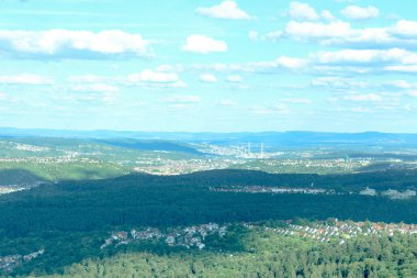 Muhteşem manzaralı güzel ormanlar, Alp Dağları ve Güney Almanya pastoral alanları ile mavi bir gökyüzü bulutlar city ile gün batımına görüntülemek en baştan