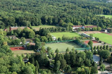 Almanya Stuttgart şehir üstten görünüm Tv Kulesi orman ve tepeler ve dağlar yemyeşil tropikal orman yağmur ormanlarının arka plan üzerinde gökyüzü