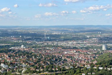 Almanya Stuttgart şehir üstten görünüm Tv Kulesi orman ve tepeler ve dağlar yemyeşil tropikal orman yağmur ormanlarının arka plan üzerinde gökyüzü
