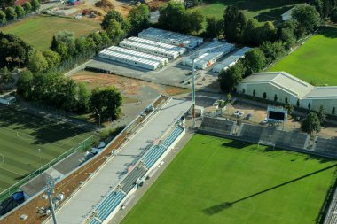 Almanya Stuttgart şehir üstten görünüm Tv Kulesi orman ve tepeler ve dağlar yemyeşil tropikal orman yağmur ormanlarının arka plan üzerinde gökyüzü