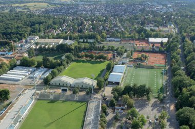 Almanya Stuttgart şehir üstten görünüm Tv Kulesi orman ve tepeler ve dağlar yemyeşil tropikal orman yağmur ormanlarının arka plan üzerinde gökyüzü