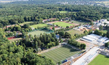 Almanya Stuttgart şehir üstten görünüm Tv Kulesi orman ve tepeler ve dağlar yemyeşil tropikal orman yağmur ormanlarının arka plan üzerinde gökyüzü