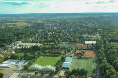 Almanya Stuttgart şehir üstten görünüm Tv Kulesi orman ve tepeler ve dağlar yemyeşil tropikal orman yağmur ormanlarının arka plan üzerinde gökyüzü