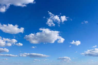 mavi gökyüzü arka plan bulutlar mavi gökyüzü ile bulutlar Almanya Stuttgart şehir panoraması ile