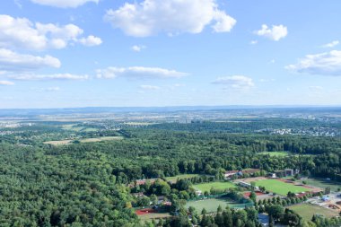 Muhteşem manzaralı güzel ormanlar, Alp Dağları ve Güney Almanya pastoral alanları ile mavi bir gökyüzü bulutlar city ile gün batımına görüntülemek en baştan