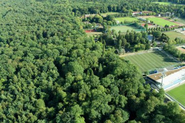 Almanya Stuttgart şehir üstten görünüm Tv Kulesi orman ve tepeler ve dağlar yemyeşil tropikal orman yağmur ormanlarının arka plan üzerinde gökyüzü