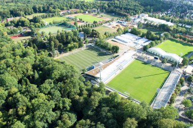 Almanya Stuttgart şehir üstten görünüm Tv Kulesi orman ve tepeler ve dağlar yemyeşil tropikal orman yağmur ormanlarının arka plan üzerinde gökyüzü