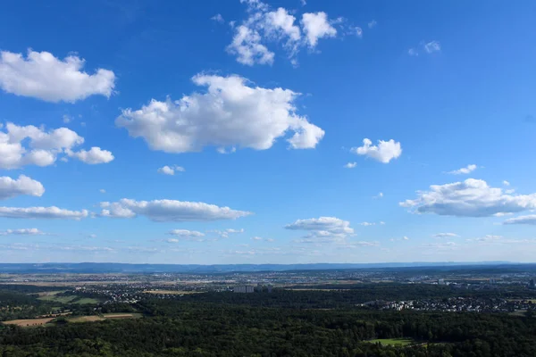 驚くほどの美しい森の風景を見る アルプス山脈 雲市と日没前に青い空と南ドイツの牧歌的なフィールド上から表示します — ストック写真