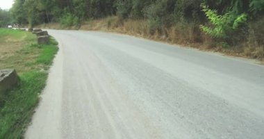 Avrupa yol siyah top dış şehri görüntülemek ve yol Stuttgart Almanya çamurlu yol ülke tarafında yürüyüş