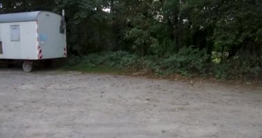 Avrupa yol siyah top dış şehri görüntülemek ve yol Stuttgart Almanya çamurlu yol ülke tarafında yürüyüş