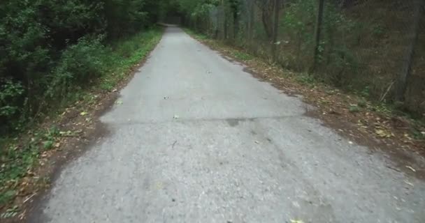 Camminare Sulla Strada Vista Laterale Della Città Esterna Europa Strada — Video Stock