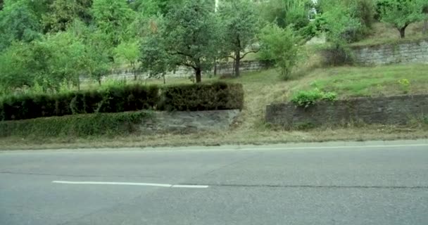 Caminando Por Carretera Vista Lateral Del País Ciudad Europa Camino — Vídeo de stock