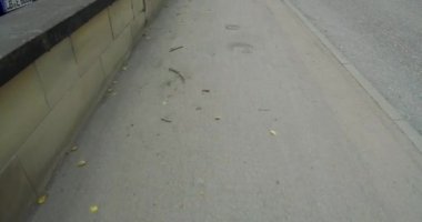 Bir sokak asfalt yol giderleri yolda yürürken yolun yakın çekim