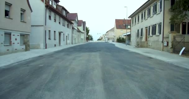 Caminando Medio Carretera Pequeña Ciudad Europa Alemania Calle Con Blacktop — Vídeos de Stock