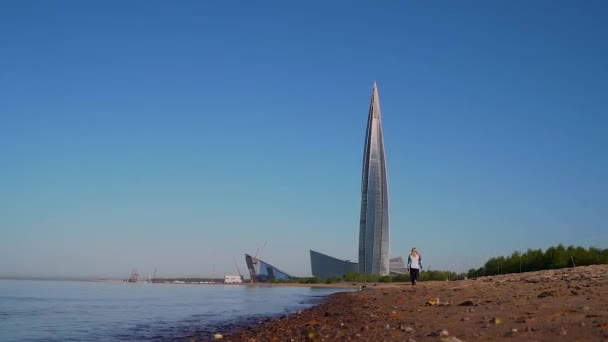 2020年5月27日 俄罗斯圣彼得堡 一个晴朗的夏天 俄罗斯最高的塔楼俯瞰大海 — 图库视频影像