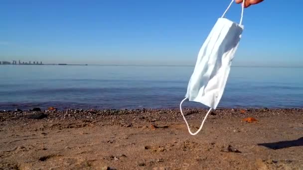 Una Máscara Médica Mano Una Persona Desarrolla Viento Sobre Fondo — Vídeos de Stock