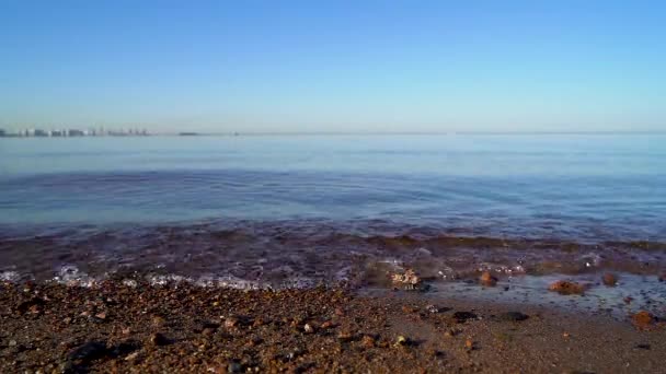 晴れた日には海の波 ビーチの近くの日の間に穏やかな海と波 — ストック動画
