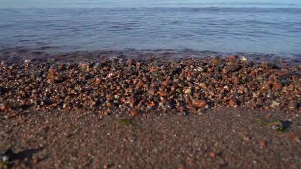 Güneşli Bir Havada Denizde Dalgalar Gün Boyunca Sahilde Sakin Deniz — Stok video