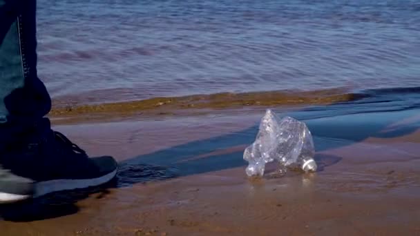 Nettoyage Côte Mer Plastique Gros Plan Homme Ramassant Des Déchets — Video