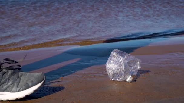 플라스틱으로 해변을 청소하는 여름에 모래가 해변에서 플라스틱 쓰레기를 수집하는 남자의 — 비디오
