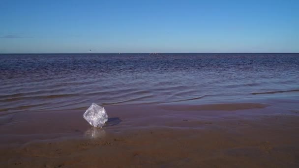 Close Uma Garrafa Plástico Uma Praia Areia Limpa Tempo Ensolarado — Vídeo de Stock