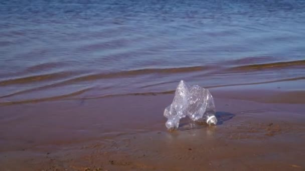 Крупним Планом Пластикова Пляшка Чистому Піщаному Пляжі Сонячну Погоду Концепція — стокове відео
