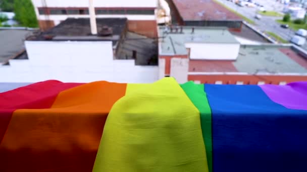 Närbild Hbt Gemenskapssymbolen Gay Stolthet Regnbåge Hänger Ett Fönster Med — Stockvideo
