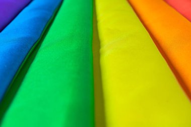 Gökkuşağı LGBT bayrağı. Altı renkli. Tasarım için boşluk var. Uzayı kopyala LGBT hareketinin sembolü.
