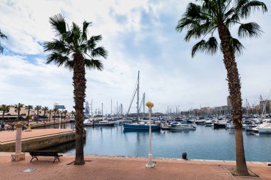 Alicante, İspanya - 26 Nisan 2018: Görünüm Port yatlar ve dolgu ile. Alicante İspanya