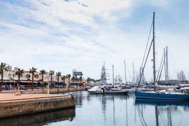 Alicante, İspanya - 26 Nisan 2018: Görünüm Port yatlar ve dolgu ile. Alicante İspanya