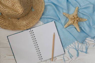 Boş defter ve yaz tatil Beyaz ahşap için deniz kabuğu yat, Top Üstten Görünüm.