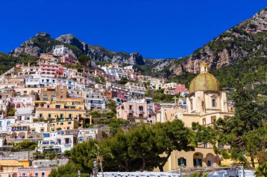 Güzel renkli cityscape dağlarda deniz, Avrupa, geleneksel İtalyan mimarisi üzerinde. Amalfi Coast - mimari ve seyahat arka plan
