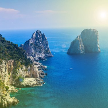 Ayrı kayalar denizin sıcak güneş - arka planı bir doğal ya da yol arka plan. Metnin altında yer