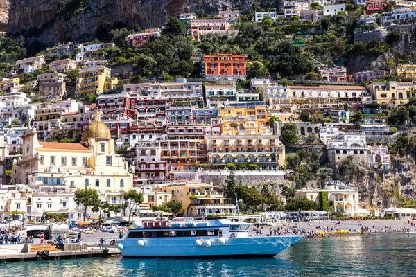 Vista do mar para a cidade italiana com casas coloridas nas montanhas. Costa Amalfitana - arquitetura e fundo de viagem — Fotografia de Stock