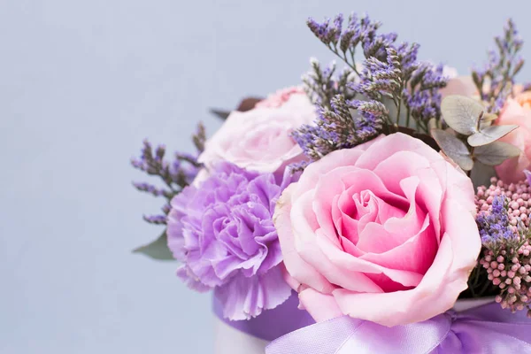 Primo piano fiori sfondo vuoto biglietto di auguri o invito con fiori in toni rosa e viola — Foto Stock