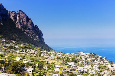 İtalyan şehir ve deniz manzarasına Amalfi Coast - mimari ve turistik arka plan.